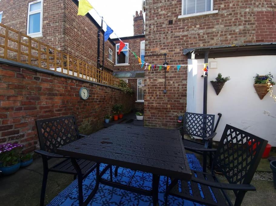 Villa Gorgeous Edwardian Terrace In Old Trafford Mánchester Exterior foto
